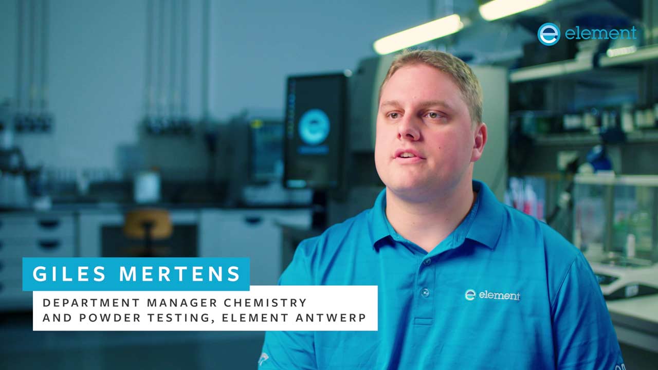 Giles Mertens, Departement Manager Chemie en Poedertesten bij Element Antwerpen, geeft uitleg over poederkarakterisatie voor Additive Manufacturing.