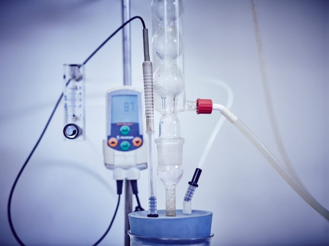 Fracture Mechanics in Sour Service: Some Characterization Tests on SENT and SENB Specimen