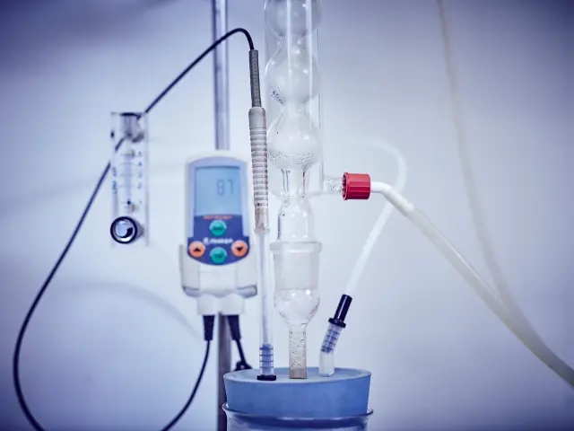 Fracture Mechanics in Sour Service: Some Characterization Tests on SENT and SENB Specimen