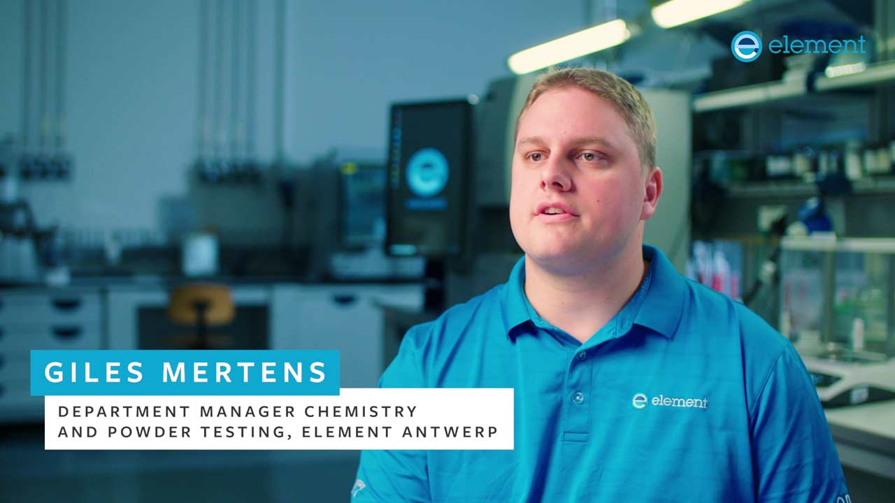 Giles Mertens, Abteilungsleiter für Chemische Analysen bei Element Antwerpen, erklärt die Verfahren zur Untersuchung von Pulvern für die additive Fertigung.